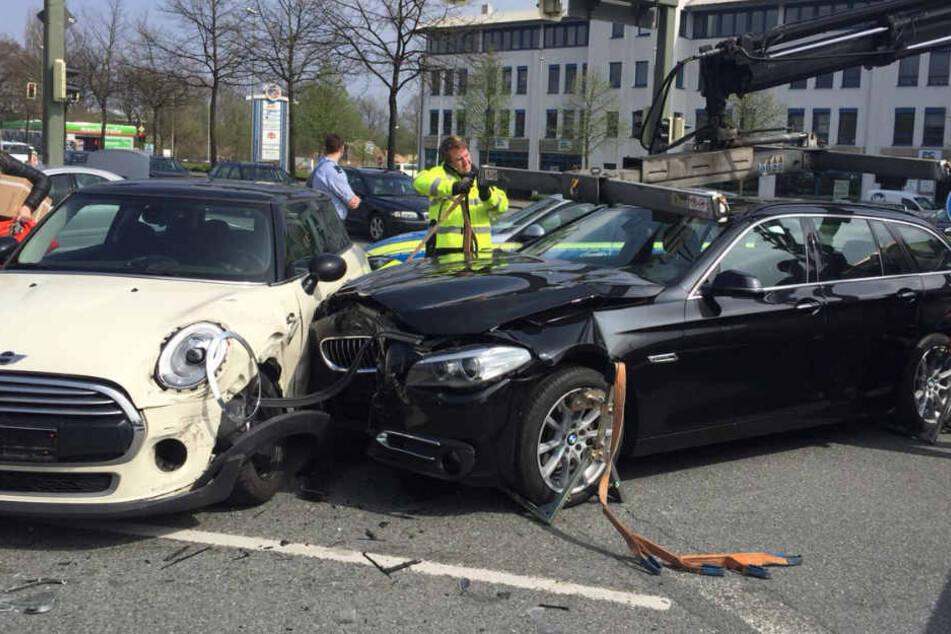 Der schwarze BMW 5er krachte in die Fahrerseite des Minis.