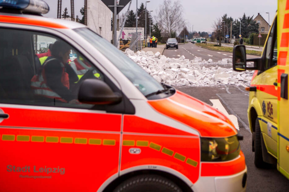 Der 46-Jährige hatte gerade mit einer Rüttelplatte an der Mauer gearbeitet.