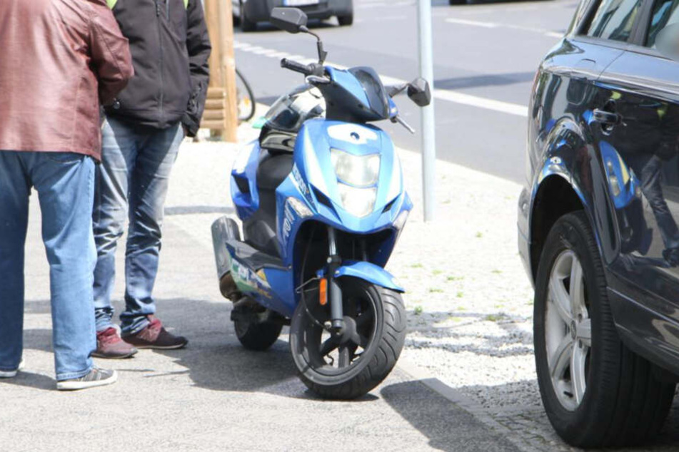 Zunächst erfasst der Flüchtende den Fahrer eines Motorrollers.