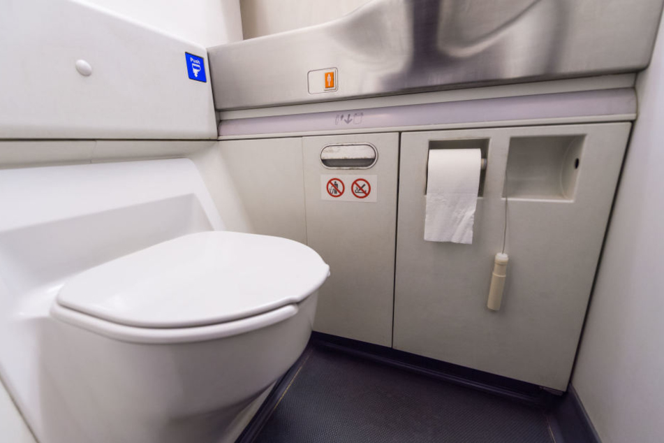Der Mann zog sein T-Shirt aus und tauchte es in die Fäkalien. Dann beschmierte er die Toilette. (Symbolbild)