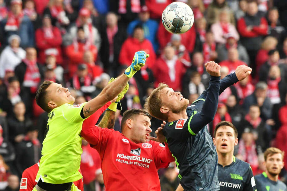 Union-Keeper Rafal Gikiewicz (l.) stand mehrfach im Fokus, konnte aber alle Situationen bereinigen.