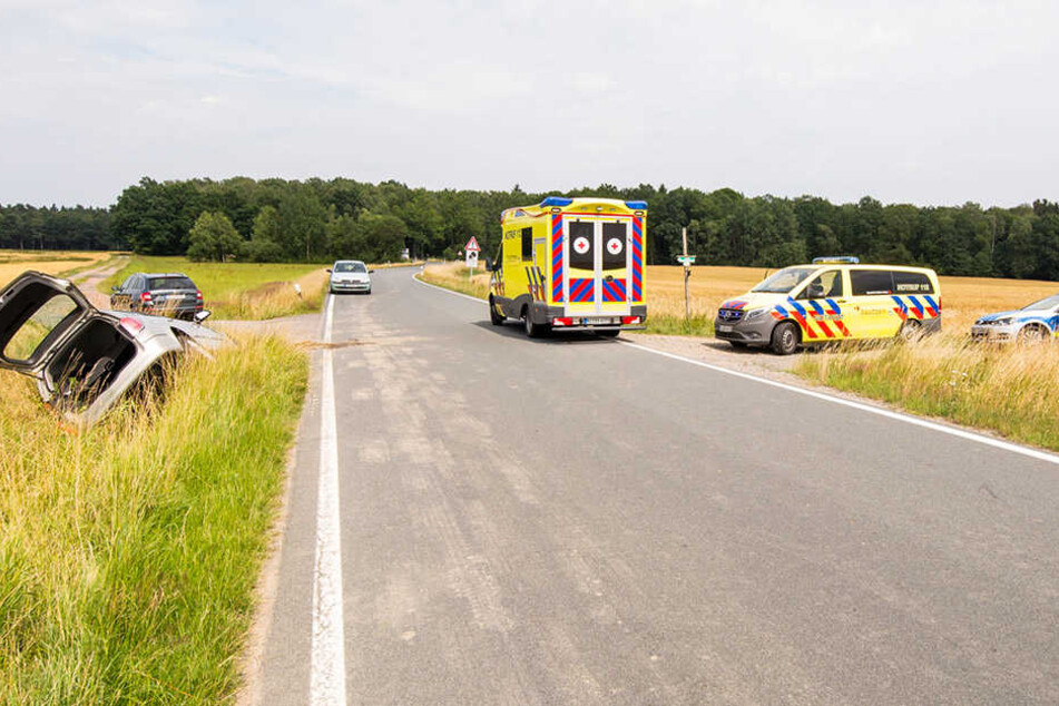 Das Fahrzeug kam von der Fahrbahn ab und landete im Straßengraben.