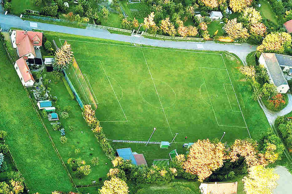 Die Drohne bringt es an den Tag: Der Fuchshainer Sportplatz ist meterweit von
einem Rechteck entfernt.