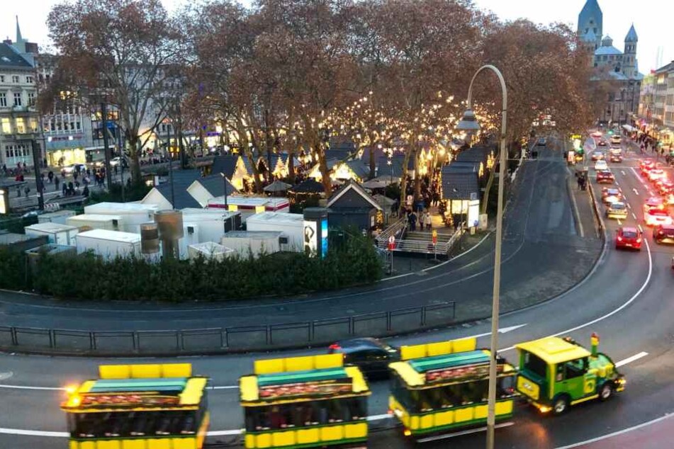 Der "Markt der Engel" auf dem Neumarkt besticht durch hunderte Sternenlichter.