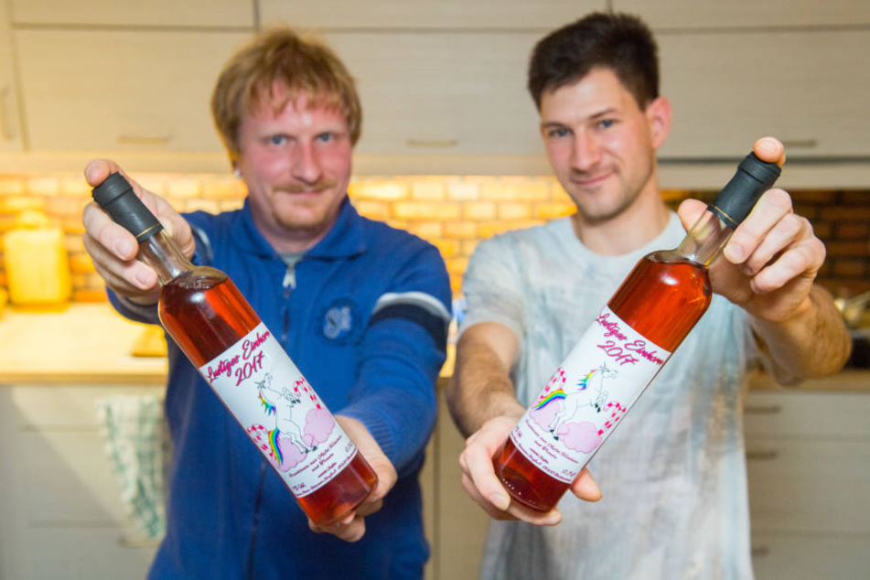 Tobias Bucher (35, l.)und Stephan Boden (31) keltern jetzt "Einhorn-Wein" im Erzgebirge.