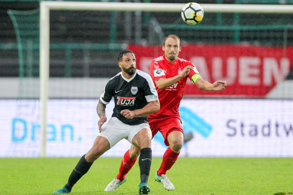 Toni Wachsmuth (r., hier im Duell mit Adriano Grimaldi) zeichnete sich beim 2:0 in Münster als Torschütze aus.