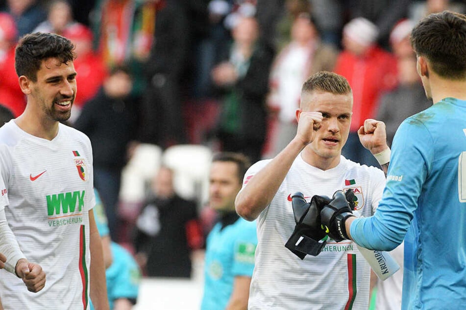 Jubel und Erleichterung über den erhofften Befreiungsschlag: Der FC Augsburg bezwang Hannover 96 mit 3:1.