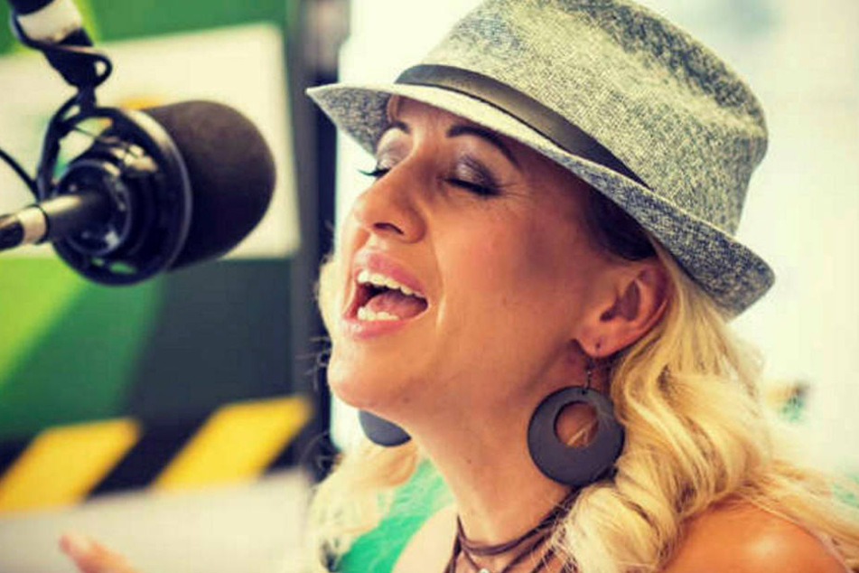 Friederike "Freddy" Holzapfel kehrt ins Radio zurück und übernimmt beim MDR eine Kinder- und Jugendsendung.