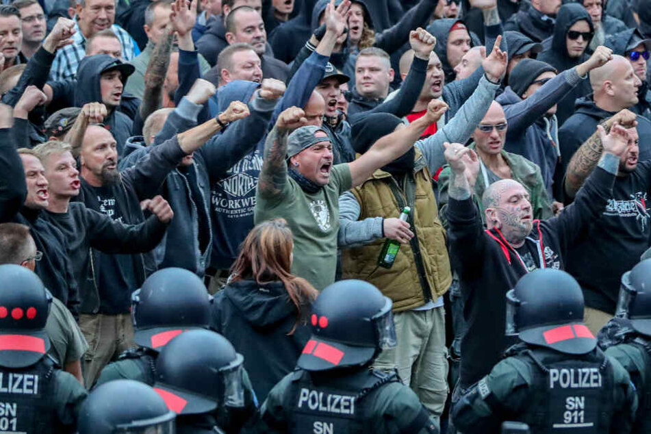 Dresden, August 2018: Demonstranten der rechten Szene drohen Gegendemonstranten Gewalt an.