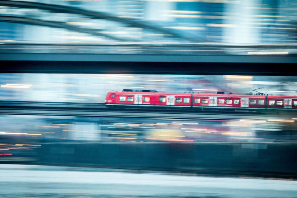 Der Triebwagen einer Regionalbahn geriet in Brand. (Symbolbild)