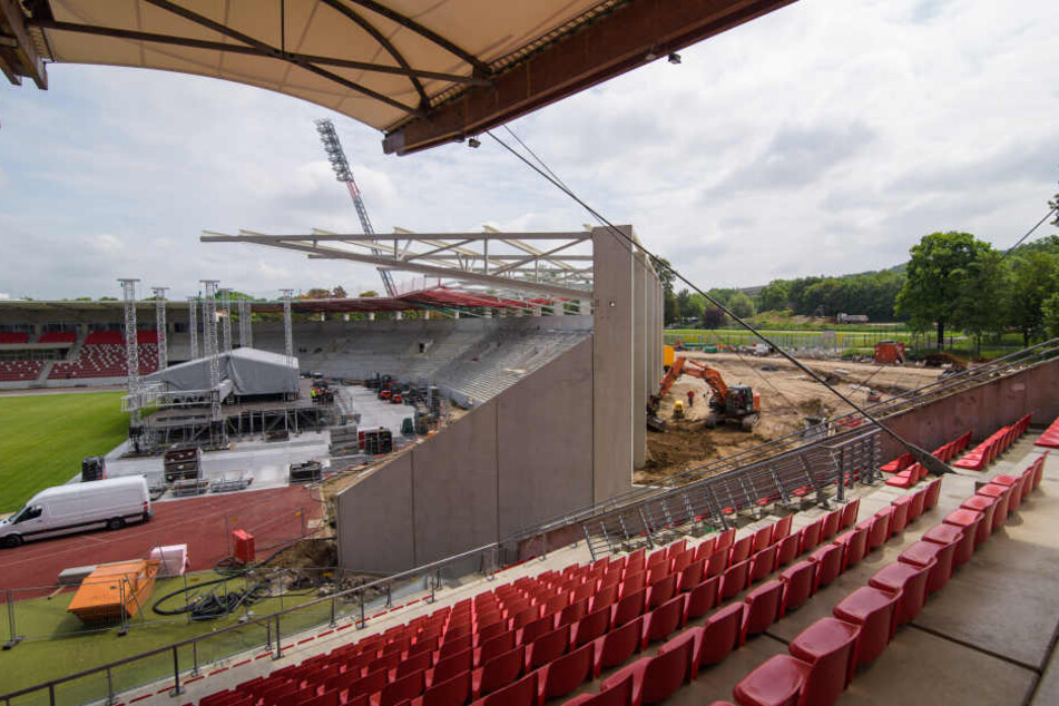 Die neue Multifunktionsarena scheint vom Pech verfolgt zu sein: Neben zahlreicher Pannen beim Bau, gibt es nun Streit um den Mietvertrag.