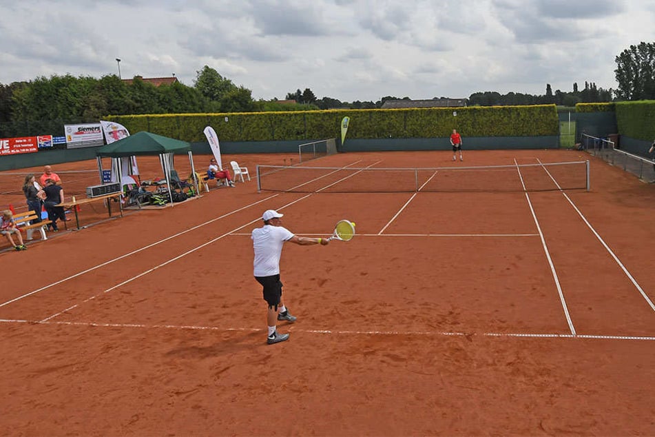 Auf dem Tennis-Platz in Twistringen wollen die beiden den Rekord knacken.