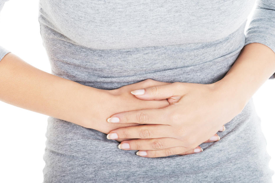 Viele Frauen haben während ihrer Periode mit Krämpfen zu kämpfen.