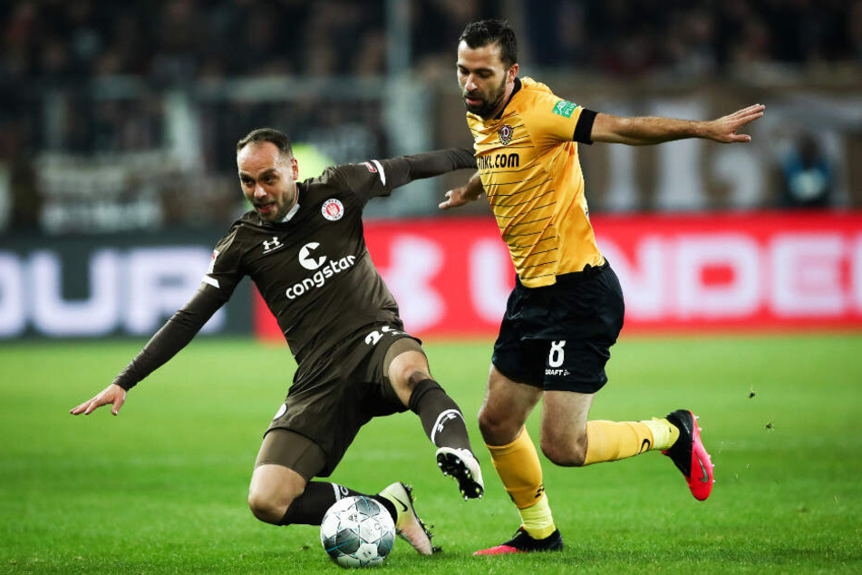 Dynamo-Mittelfeldlenker Josef Husbauer im Zweikampf mit dem Ex-Dresdner Rico Benatelli (l.).