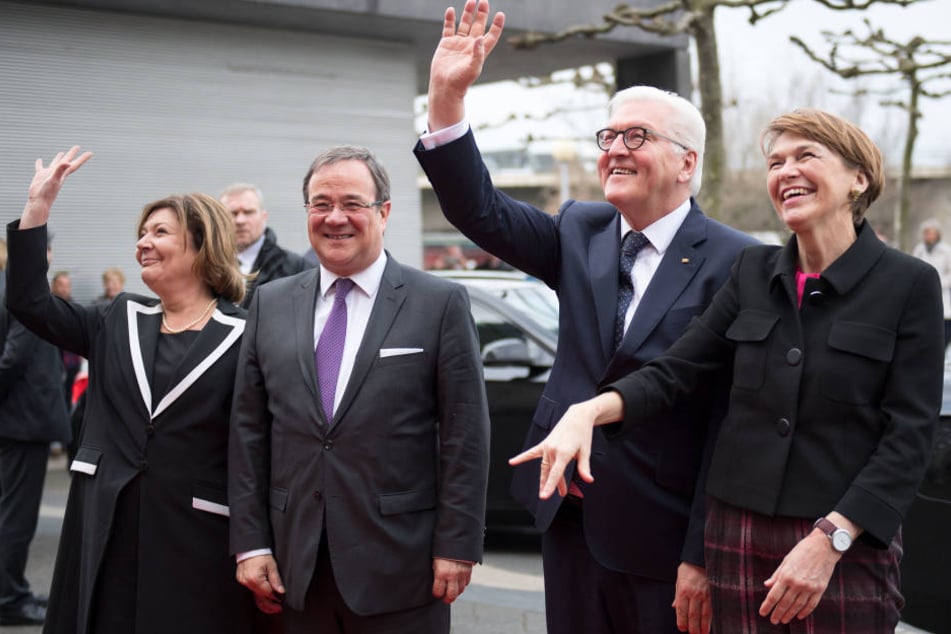 Bundespräsident Frank-Walter Steinmeier (2. v.r.) und seine Ehefrau Elke Büdenbender (r) treffen gemeinsam mit Ministerpräsident Armin Laschet (CDU) und seine Ehefrau Susanne Laschet vor der Staatskanzlei ein.