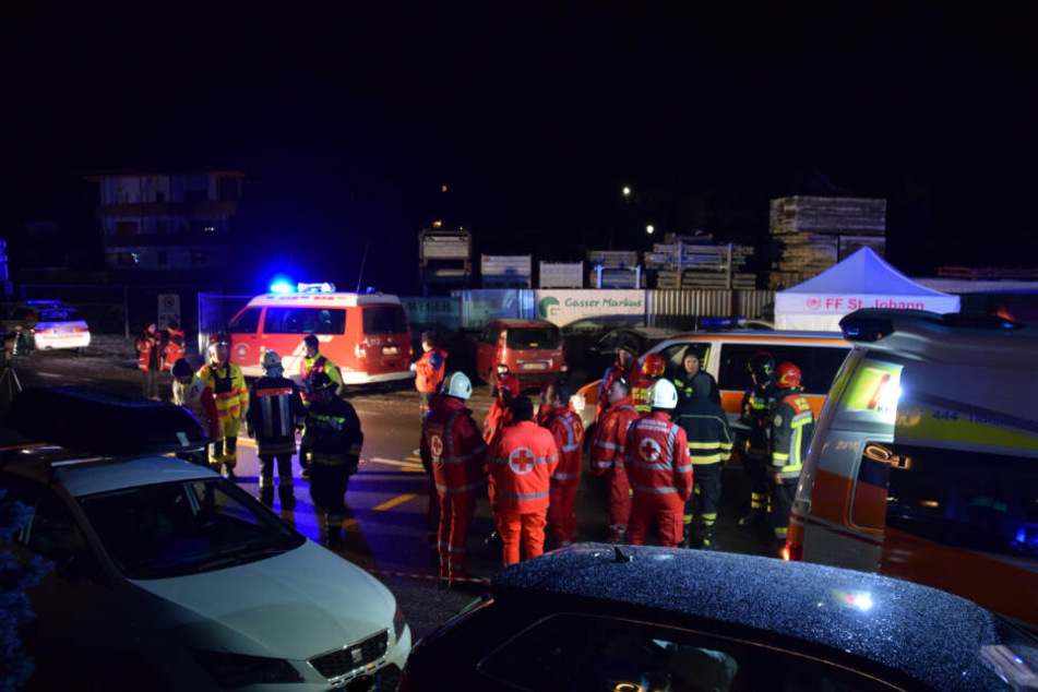 Einsatzkräfte der Freiwilligen Feuerwehr Luttach und des italienischen Roten Kreuzes sind an einer Unfallstelle in der Nähe von Bruneck in der Gemeinde Ahrntal in Südtirol zu sehen.
