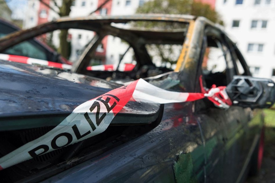 Immer wieder wurden 2016 Autos von politischen Gegnern angezündet.