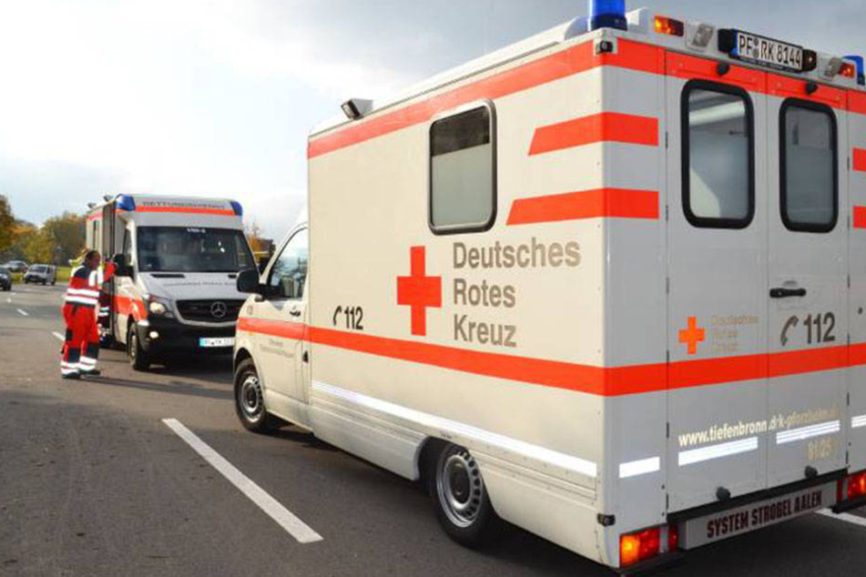 Ein Rettungswagen des Roten Kreuzes verlor auf der Fahrt ein Rad. (Symbolbild).