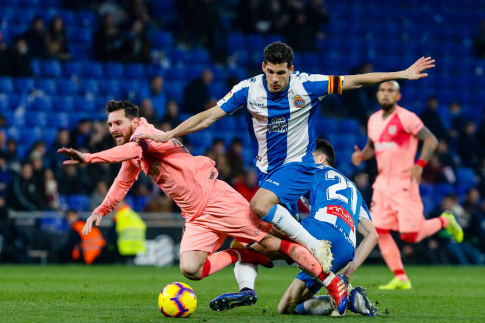 Marc Roca (r) im Zweikampf mit Lionel Messi.