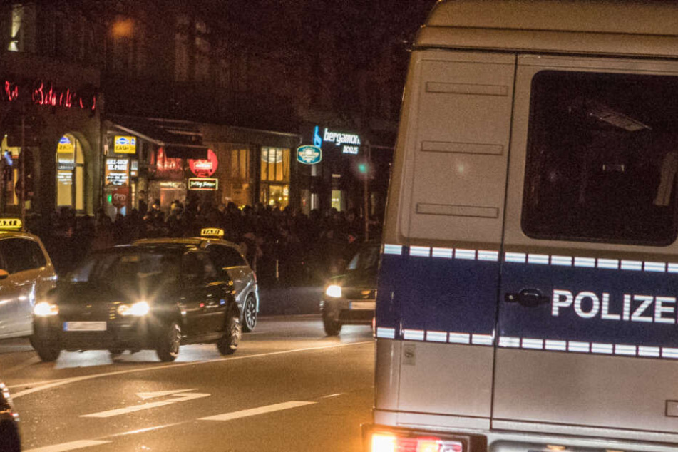 Menschen in schwarzer Kleidung versammelten sich nahe des Millerntor-Stadions an der Budapester Straße.