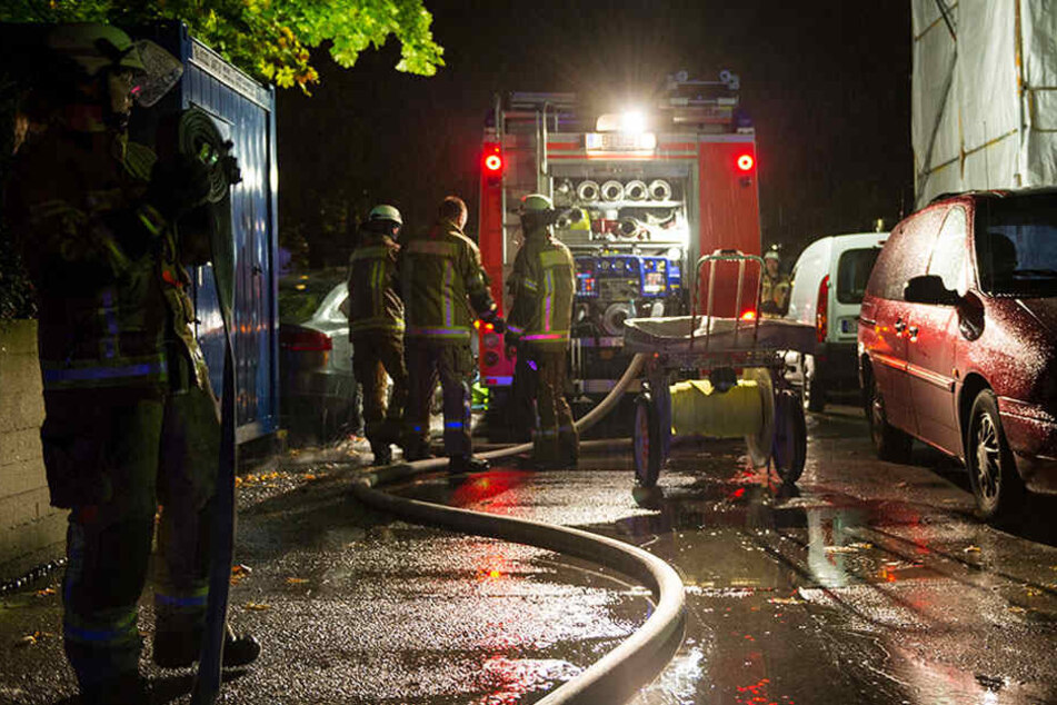 Das Feuer brach in einer Erdgeschosswohnung des Gebäudes aus. (Symbolbild)