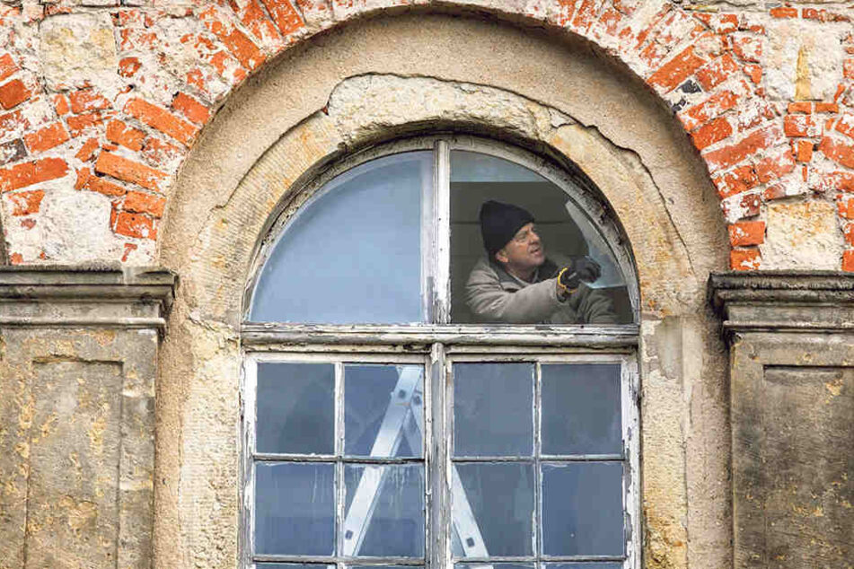 Jetzt geht’s voran: Ein Hausmeister fing gestern mit ersten Reparaturen
an.