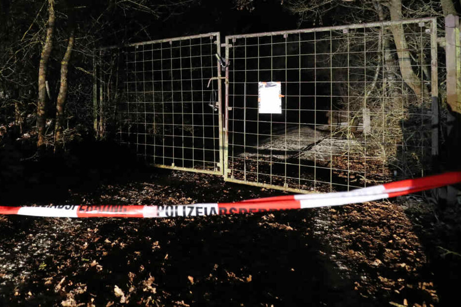 Nach dem Fund von sechs Leichen in einem Gartenhaus in Arnstein bei Würzburg gehen am Montag die Ermittlungen zur Todesursache weiter.