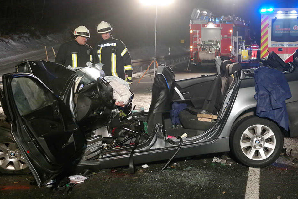 Das Auto der Eltern ist nur noch ein Wrack. Sie überlebten den Frontalcrash nicht.