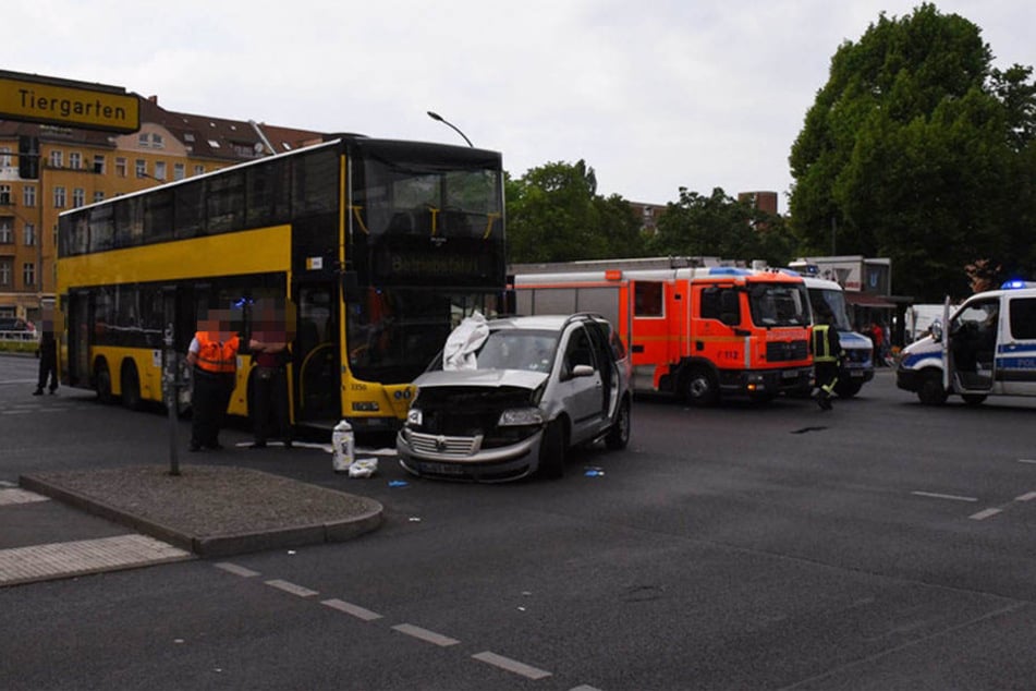 Es war zunächst unklar, ob sich der Beifahrer des Autos und der Busfahrer ebenfalls verletzt hatten.