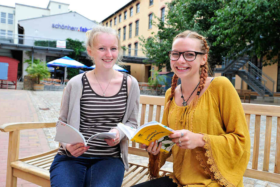 Die Physiotherapeutinnen Theresa Kröhn (24, l.) und Lisa Werner (22)
verbringen ihre Mittagspause in der Schönherrfabrik.