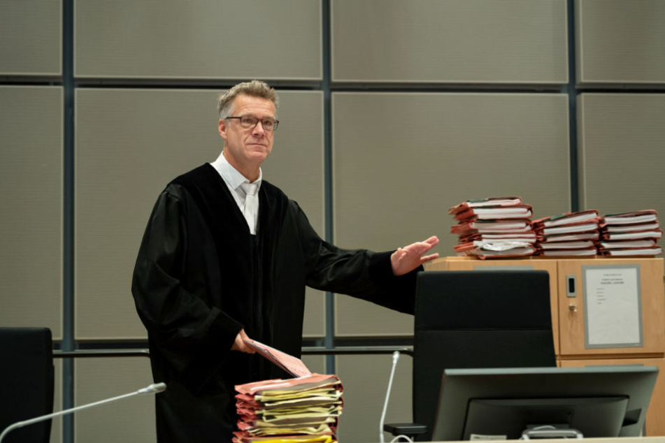Richter Sebastian Bührmann hat einige Akten zu durchkämmen.
