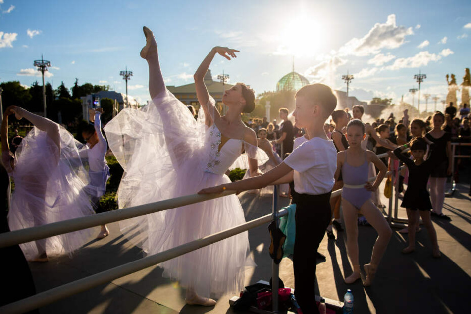 Russland, Moskau: Tänzer nehmen am Ballettunterricht bei dem World Ballet Holidays Festival teil. (Symbolbild)