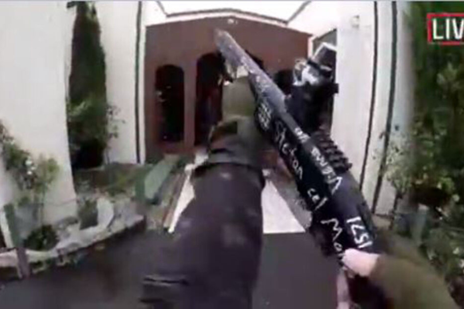 Das Videostandbild aus einem von einem Attentäter selbst aufgenommenen und über das Internet verbreiteten Video, zeigt den Attentäter beim Betreten einer Moschee kurz bevor er das Feuer eröffnet.