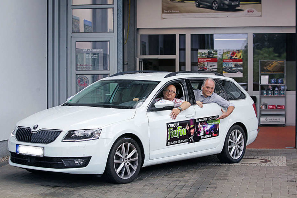 So magisch beklebt fährt Ralf Gründer (65, l.) im Skoda ab sofort für André Sarrasani (45) Reklame.