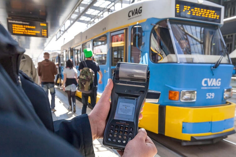 In einer Straßenbahn ist eine Fahrzeugkontrolle eskaliert.