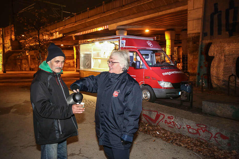 Heißer Tee in kalten Nächten: Rosi Scharf (57), Leiterin der Heilsarmee, serviert dienstags, donnerstags und sonnabends Heißgetränke im Dresdner Bischofsweg.