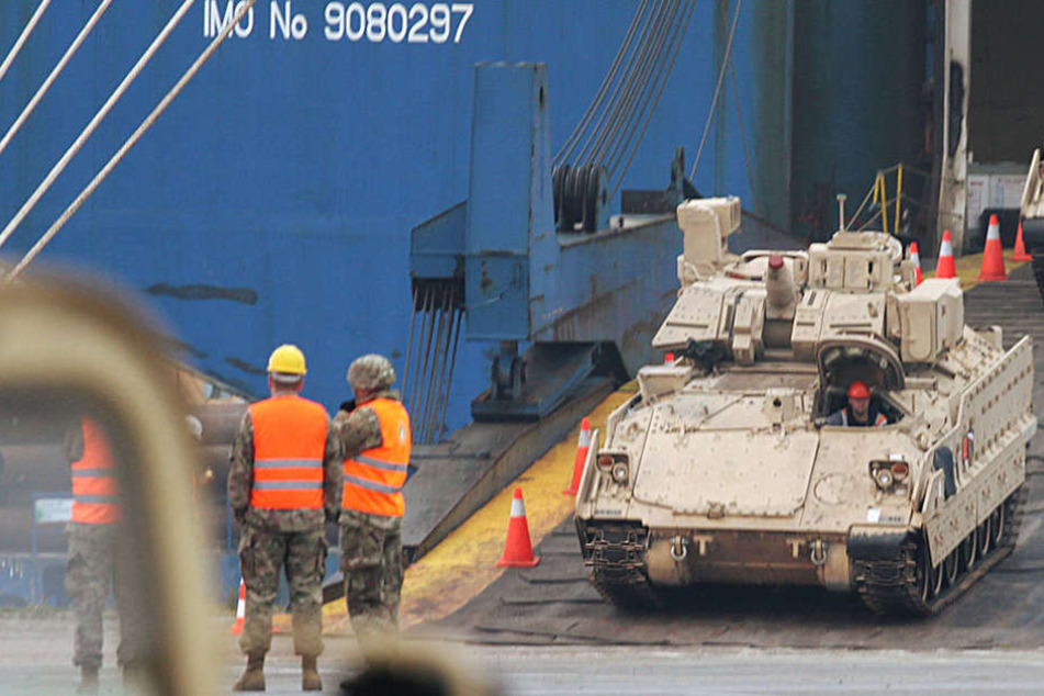 Unter anderem werden 24 Schützenpanzer transportiert.
