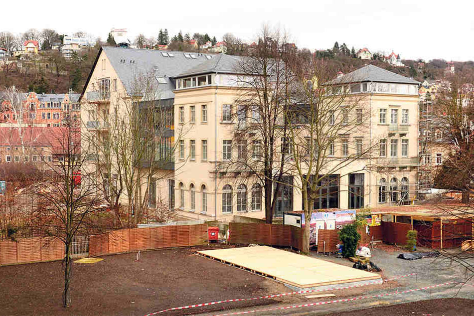 Der neu gestaltete Elbegarten hat seit Samstag wieder geöffnet - wie jedes
Jahr. Direkt, im Haus, dahinter soll das Restaurant „ElbeGarten“ einziehen.