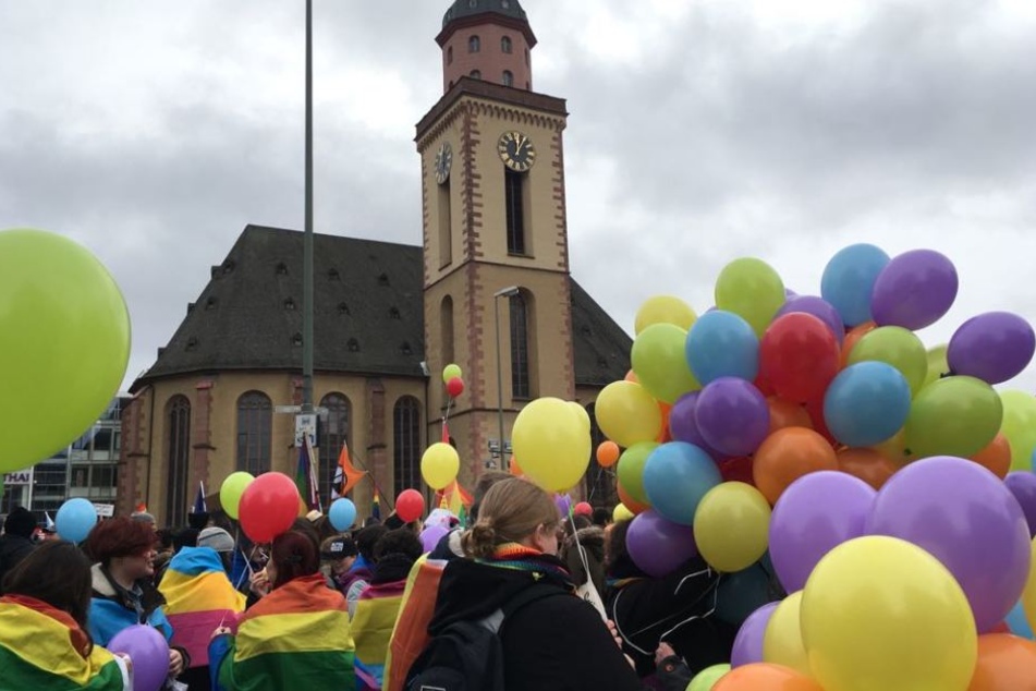 Regenbogenfarben so weit das Auge reicht auf der Hauptwache in Frankfurt.