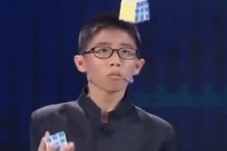 Der 12-Jährige ist ein echtes Wunderkind: Er löste drei Würfel beim Jonglieren!