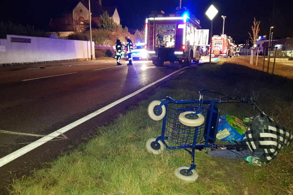 Die Unglücksstelle am Donnerstagabend: Der Rollator der Frau liegt neben der Fahrbahn.