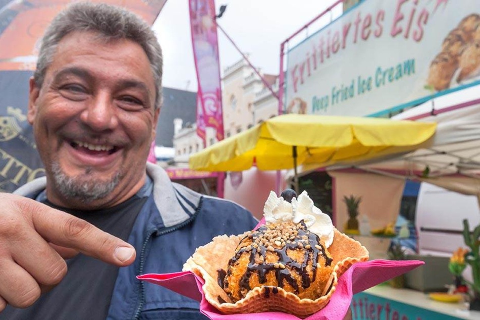 Der Münchner Hans Merkel (47) schwört auf frittiertes Eis. Dazu taucht er paniertes Vanilleeis in heißes Frittieröl.