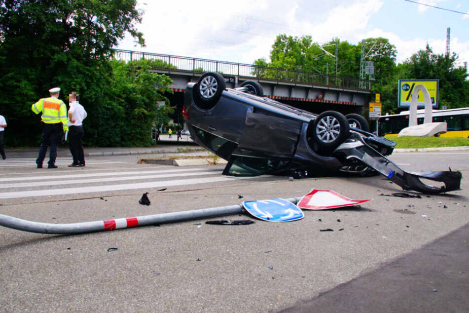 Am Kreisverkehr Großglocknerstraße/Mettinger Straße kippte dieser Mercedes eines 80-Jährigen aufs Dach.
