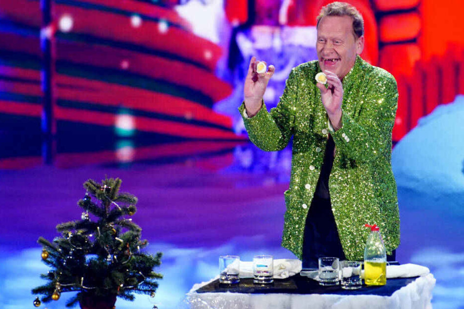 Stevie Starr präsentiert der verblüffenden Jury das perfekte Frühstücks-Ei.