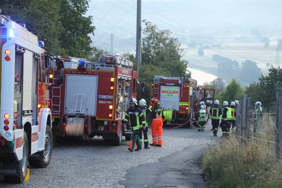 Die Feuerwehr rückte mit einem Großaufgebot an, um den Unfallwagen zu bergen.
