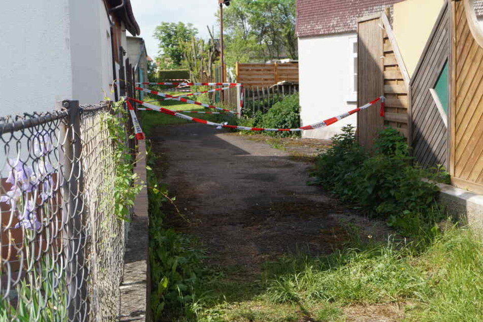 Ein Absperrband hängt über einem Fußweg zwischen zwei Häusern, auf dem am 30. Mai 2017 ein Hund der Rasse Kangal eine 72 Jahre alte Frau angegriffen und zu Tode gebissen hat. (Archivbild)