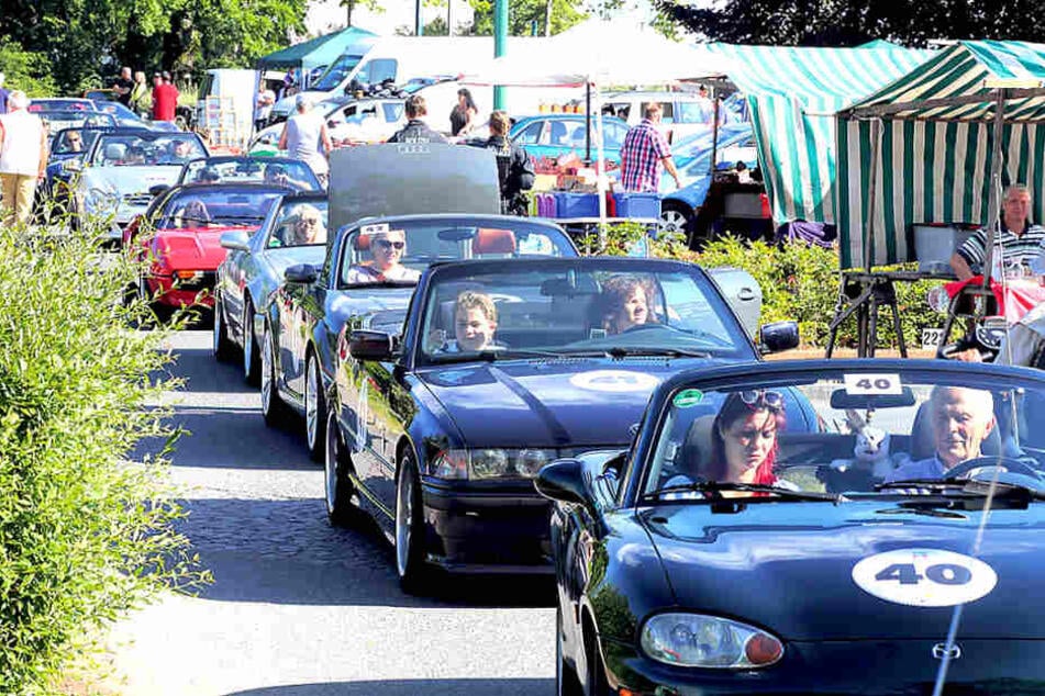 Schlange stehen zum Rallye-Startschuss: Samstagmorgen um 8.30 Uhr setzte
sich die Cabrio-Karawane in Bewegung.