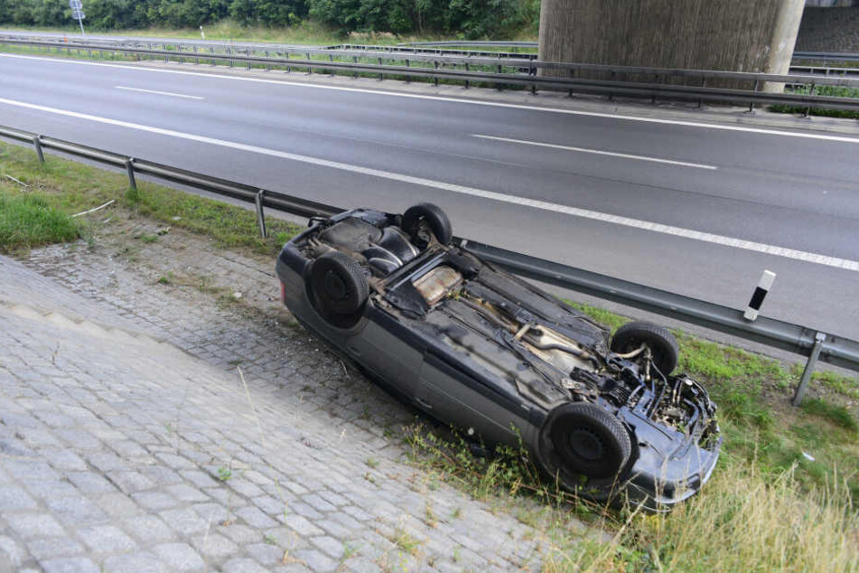 Der VW Passat überflog die Leitplanke und blieb auf dem Dach liegen.