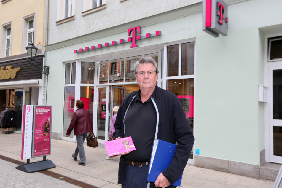 Stadtrat Tristan Drechsel (61, BfZ) ist sauer: Seit drei Monaten lässt ihn die Telekom hängen.