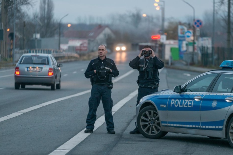 Die Bundespolizisten Daniel Griepentrog (41) und Sven Levora (44) beobachten den Verkehr am Drei-Länder-Eck.